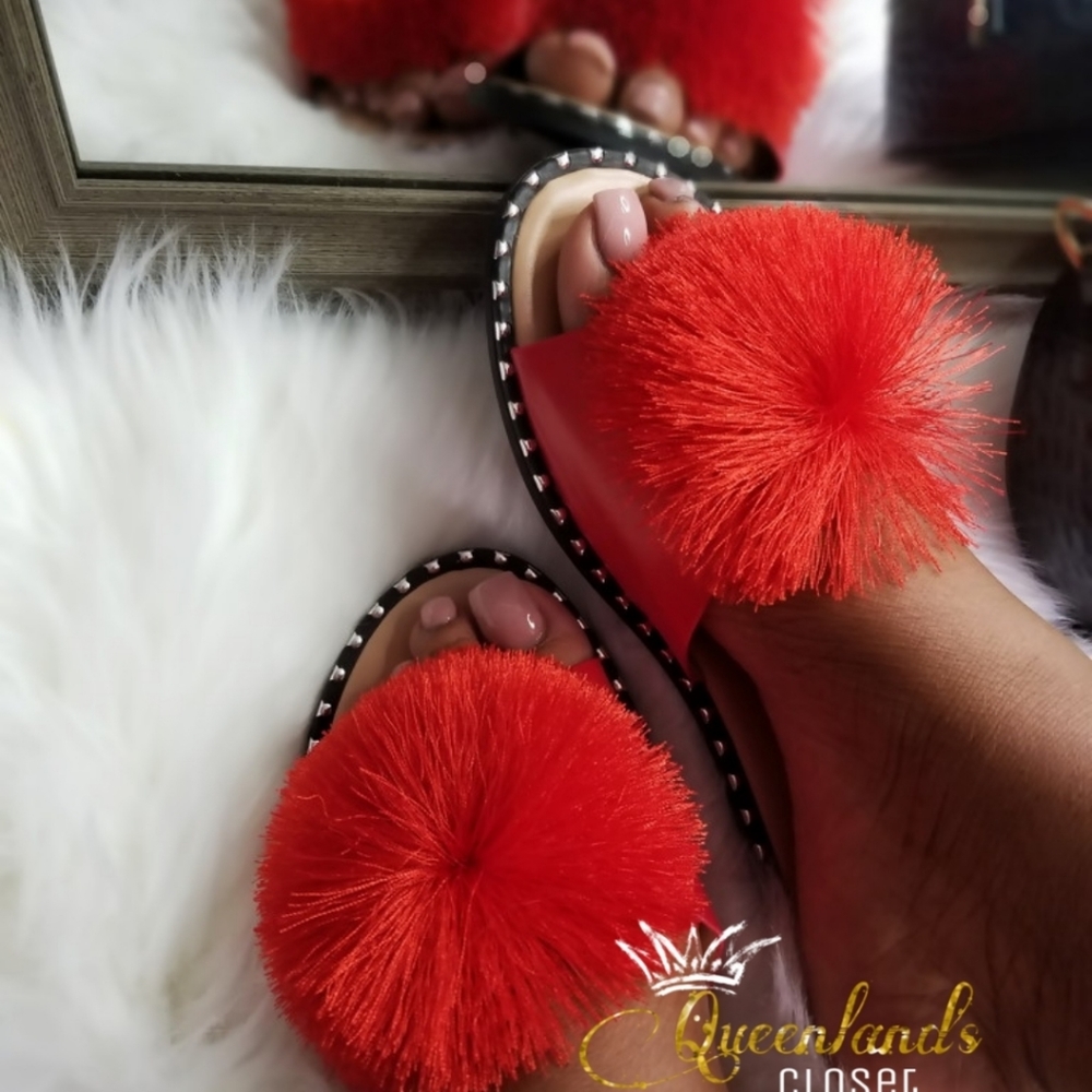 Pom pom sandals READ DESCRIPTION